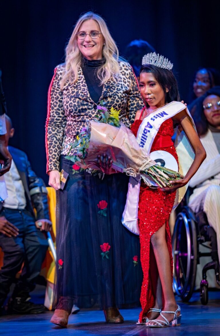 The winner of the AFrika Tikkun's pageant—the Queen—Nomthandazo Buthelezi with Lana Roy