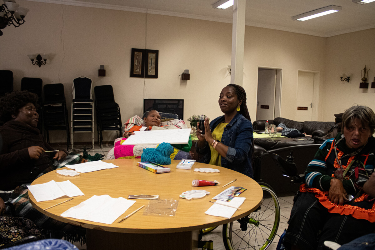 Victoria leading one of the art therapy sessions
