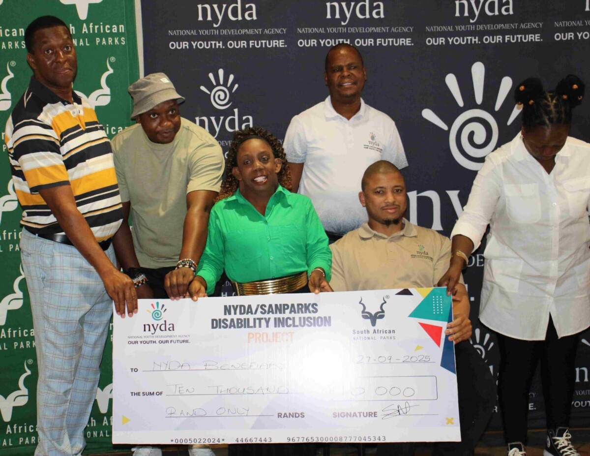 Dyunisani Mkhari (in green shirt) from Mopani District - Giyani was one of young entrepreneur beneficiaries who received the R10 000 grant stream. With her are Messrs Simon Marutha (SANParks), Happy Nhlangwini (SANParks), Alpheus Mosoma (NYDA), Sibusiso Makhathini (NYDA) and Ms Portia Sambo (SANParks)